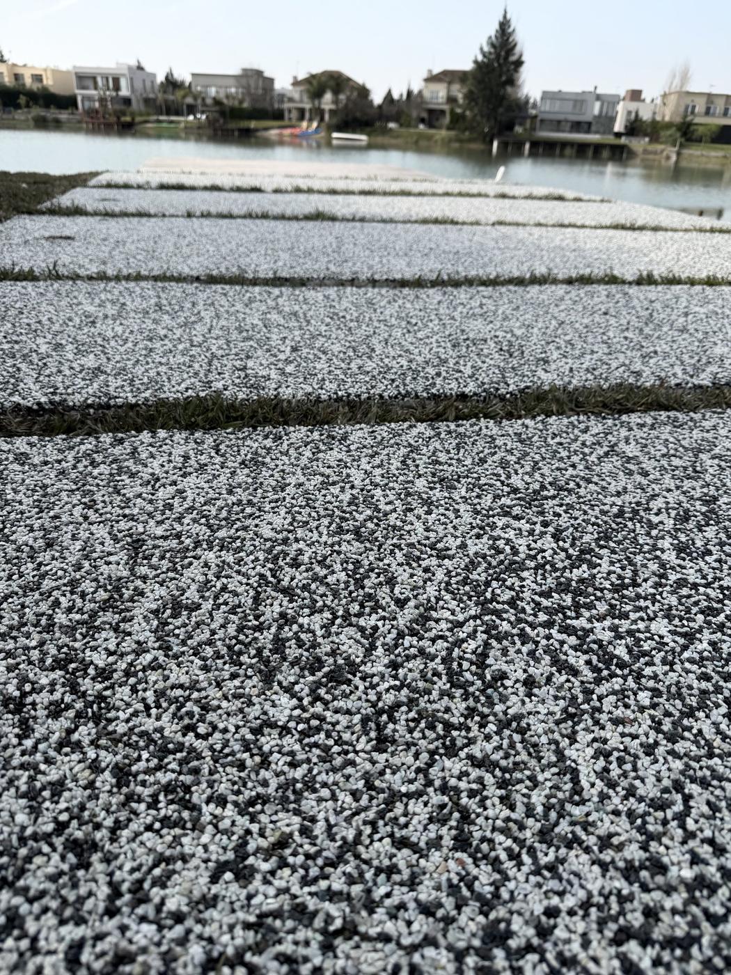 Piso Lecatex Stone Marmolado en una casa frente al lago